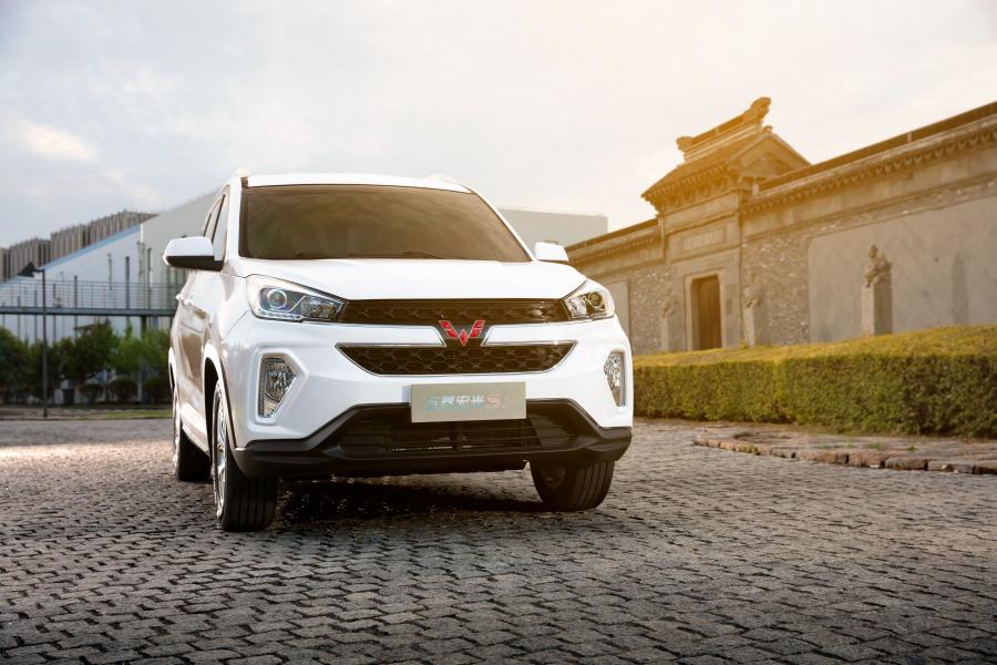  WuLing Hongguang S3 2017 года  (фото 4 из 9)